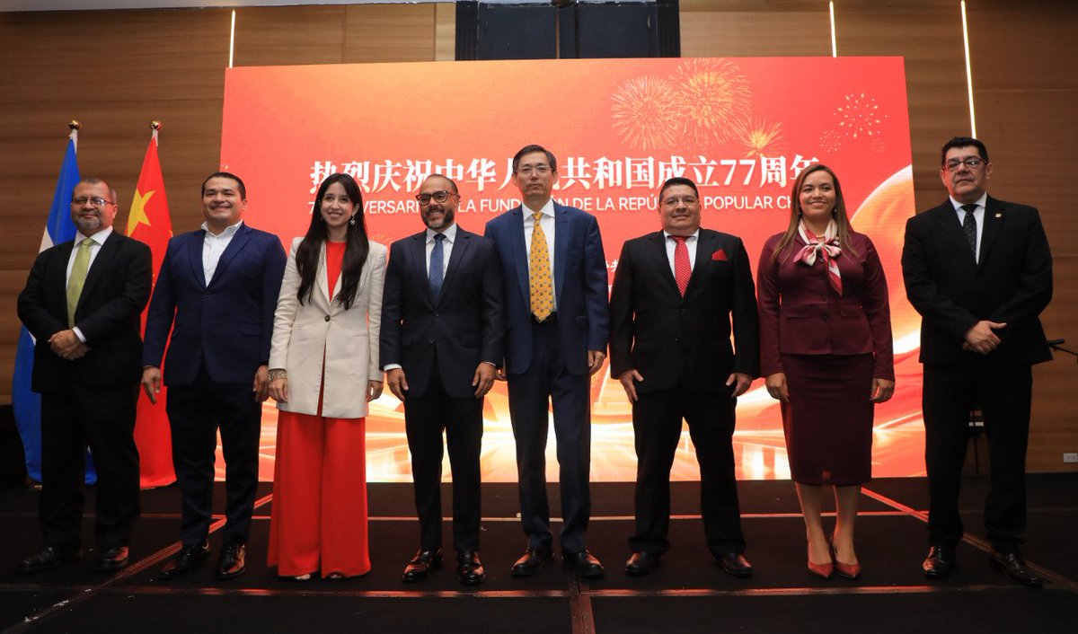 elsalvador's tweet photo. #DeCultura | La @EmbajadaChinaSV conmemora esta noche el 77° aniversario de la fundación de la República Popular de China con un evento de gala en San Salvador. 

Fotos Sofía Mazariego/#DiarioES https://t.co/6XceZYU2xr