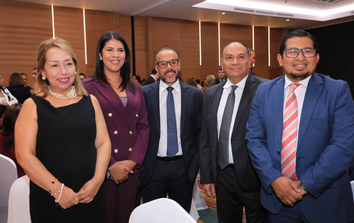 elsalvador's tweet photo. #DeCultura | La @EmbajadaChinaSV conmemora esta noche el 77° aniversario de la fundación de la República Popular de China con un evento de gala en San Salvador. 

Fotos Sofía Mazariego/#DiarioES https://t.co/6XceZYU2xr