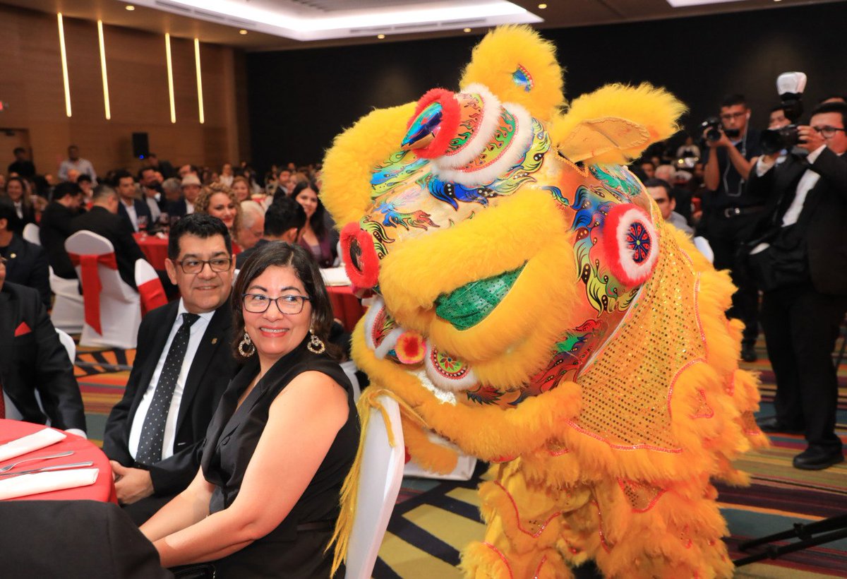 elsalvador's tweet photo. #DeCultura | La @EmbajadaChinaSV conmemora esta noche el 77° aniversario de la fundación de la República Popular de China con un evento de gala en San Salvador. 

Fotos Sofía Mazariego/#DiarioES https://t.co/6XceZYU2xr