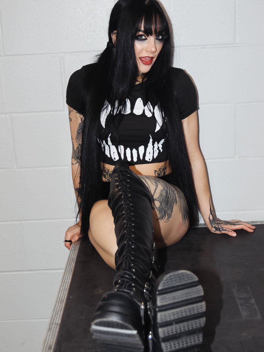 TATTOOEDTHlGHS's tweet photo. Doing something unholy. 🫦 https://t.co/nfkpznrOiD