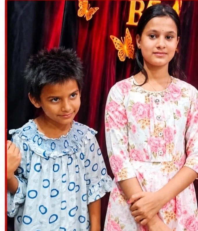Rudhrayadav001's tweet photo. बहुत ही दुखद खबर सामने आ रही है दोस्तों, तस्वीर में दिखाई दे रही दोनों बहनें लापता हैं 
आपको बस थोड़ी सी मदद करनी है,

कोई पैसा नहीं चाहिए, बल्कि इस पोस्ट को जितना हो सके उतना Share करें, ताकि दोनों बच्चियों को तलाशने में मदद मिल सके, 

क्योंकि एक मां-बाप की खुशियां इन बेटियों के साथ चली गई हैं, पूरा परिवार 1/2