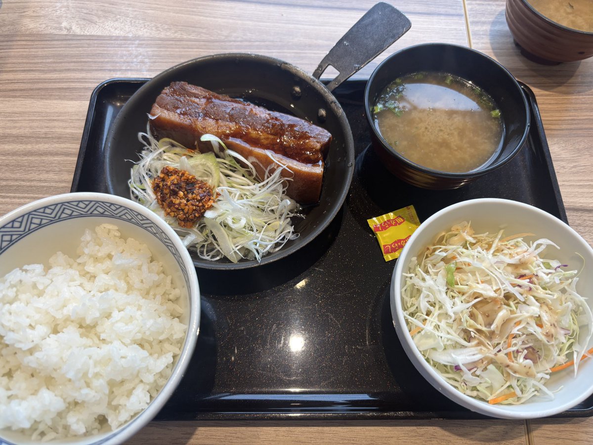 nobo0612k's tweet photo. #吉野家
#豚の角煮
夜🌉限定なんですね💦知らずに入店。販売まで20分以上…奥さんに最初に牛丼を頼んでもらった時間調節して目標達成…また機会があたら食べようかなぁ… https://t.co/RrSw9oGuFs