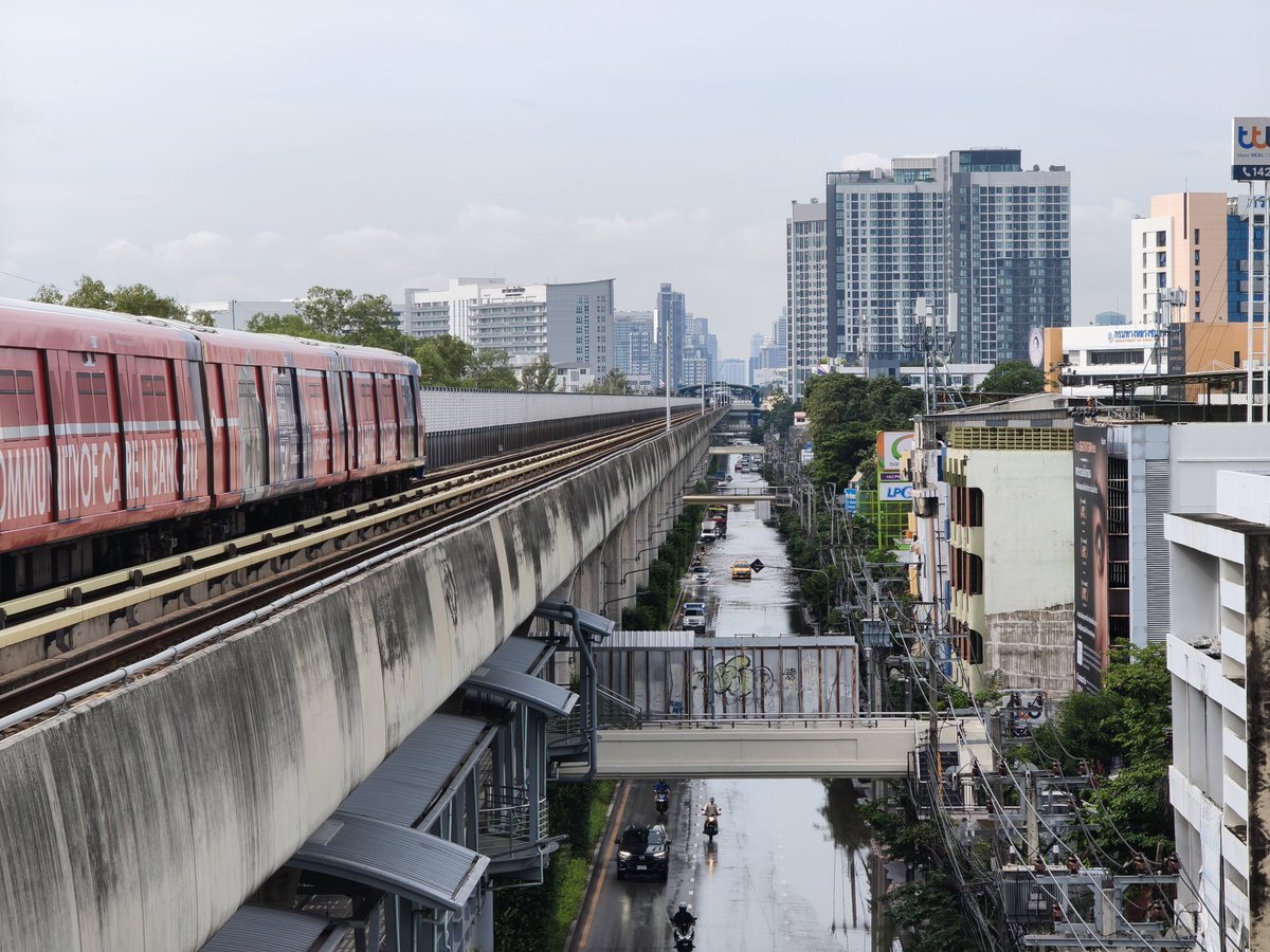 nuiparkpoom's tweet photo. @fm91trafficpro @js100radio ถ.พหลโยธินขาออกช่วงสะพานบางบัว-btsราบ 11 มีน้ำขังบางจุด 09.08 น. https://t.co/7wO55TEgBu