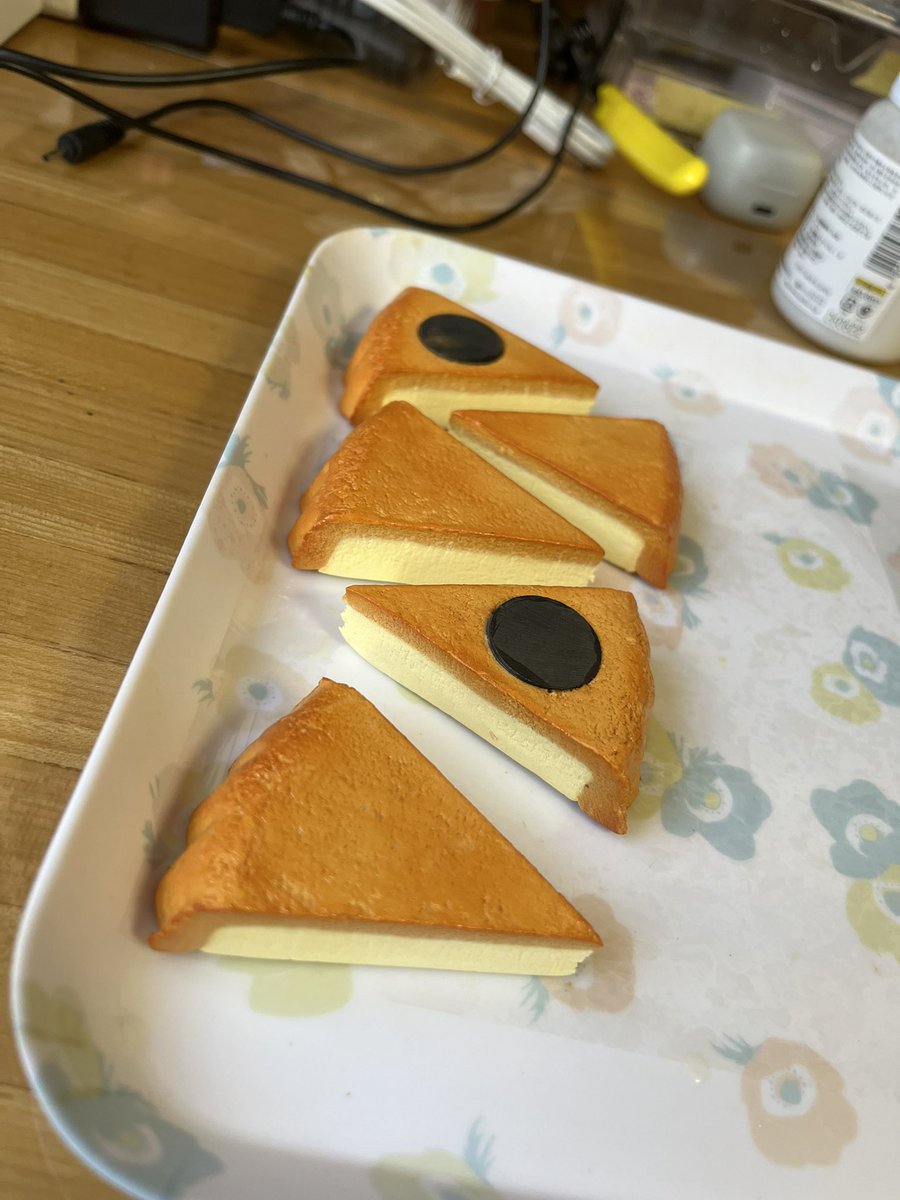 kiuiringo's tweet photo. ニス塗ると焼き色のグラデーションが綺麗に出るのだ https://t.co/4F5kxrXxr6