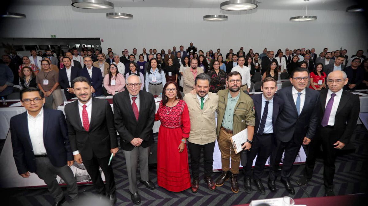 OctavioAlmada1's tweet photo. Buenas noches 

¡Trabajamos en equipo por la salud de nuestra gente! 🤝🩺

Nuestra secretaria de Bienestar, @Letamaya, encabezó los trabajos en los que participamos las y los delegados de Bienestar, junto con autoridades del sector salud y representantes de las secretarías de Salud de 24 estados, para coordinar los servicios de atención primaria que ofrecerán los más de 12 mil consultorios del Servicio Universal de Salud que se instalarán en todo el país.

Como nos ha encomendado nuestra 🇲🇽 PresidentA @Claudiashein, seguimos sumando esfuerzos para garantizar una atención médica gratuita, cercana y digna. Detrás de cada esfuerzo están nuestras familias, que merecen recibir atención con respeto, sensibilidad y cariño. 🫶

El poder sólo tiene sentido cuando se pone al servicio de los demás. 🙌

#PorElBienDeTodosPrimeroLosPobres
