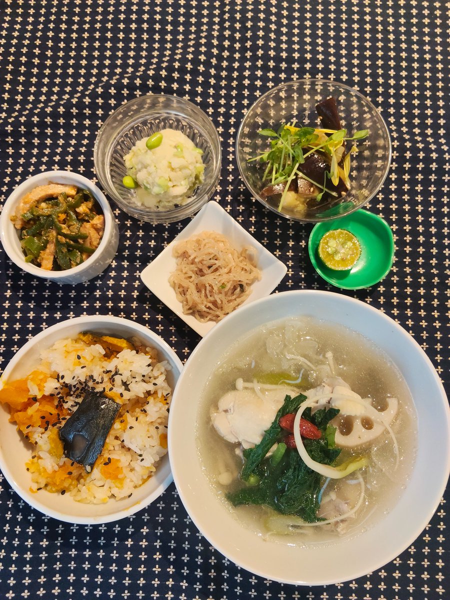 MaaaruiCafe's tweet photo. 【9/29火】
火曜日は、まぁるいごはんの日

〜潤い美肌を内側からケア〜

♢蓮根·白きくらげ·鶏肉のスープ
♢じゃがいも·枝豆のじゃこオイル
♢ピーマンと豚肉のコチュジャン和え
♢茄子ナムル
♢しらたきの小海老炒��

1300

今日の変わりごはん
♢ 名寄市産南瓜ともち麦の炊き込み　¥100 https://t.co/EK1VWxafel