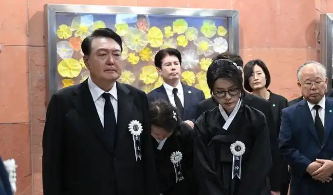 shift_princ_51e's tweet photo. [The heir mourns deeply as he carries forward the legacy left by his beloved predecessor, honor and duty go hand in hand in this solemn moment.]， https://t.co/IyjyMKPPqG