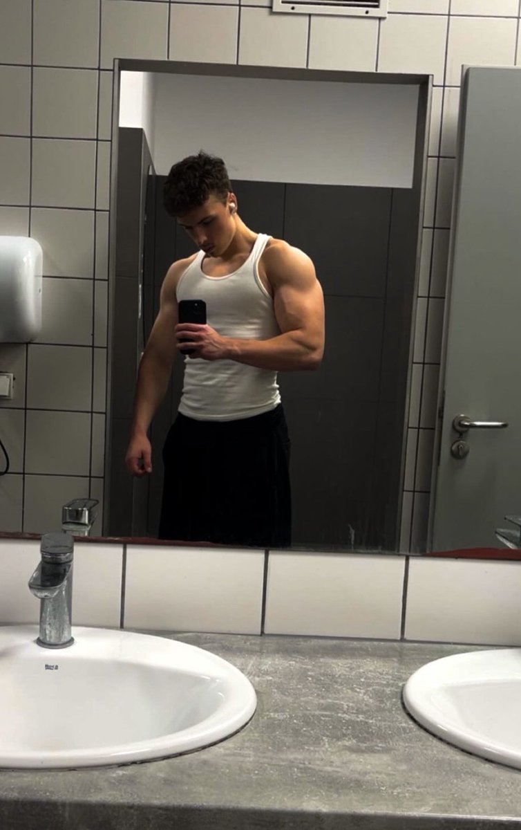 AlphaWiktor's tweet photo. Dziś pan robi calle i niszczy wam mózgi zapraszam na dojenie 🤑🤑 https://t.co/0yjKbY7Uln