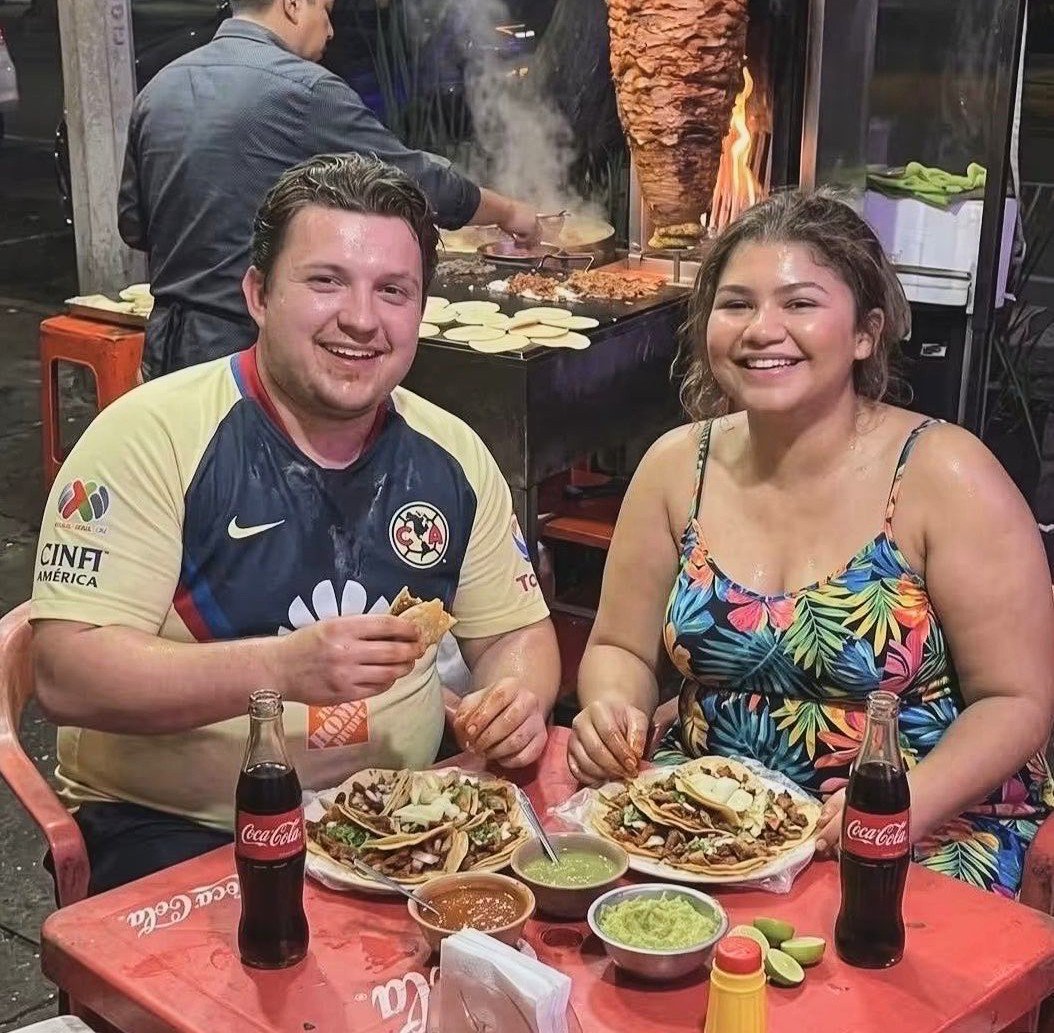 CarLon_2020's tweet photo. Definitivamente, el entorno en el que te desenvuelves, una buena alimentación, buena ropa, una buena asesoría de estilismo, y ser delgado hace completamente la diferencia. Cuantos mexicanos comunes no parecerían estrellas de Hollywood si cuidarán todos esos aspectos. 🤣🤣🤣🤣 https://t.co/6E1F4sd2zD