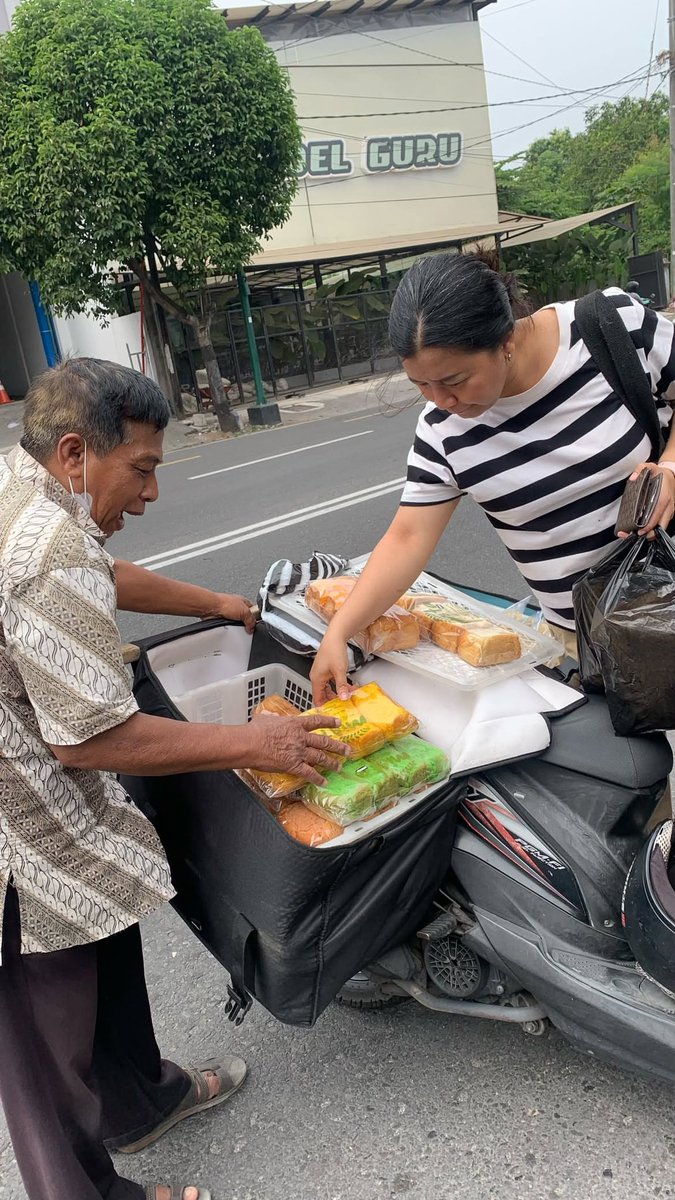 mamahmuda1_'s tweet photo. Kalau ketemu Bapak2 ini tolong dilarisini ya, Bapaknya jualan peyek enak banget dan roti sisir, untuk peyeknya cuman IDR 10.000 https://t.co/YEqNvPokkP