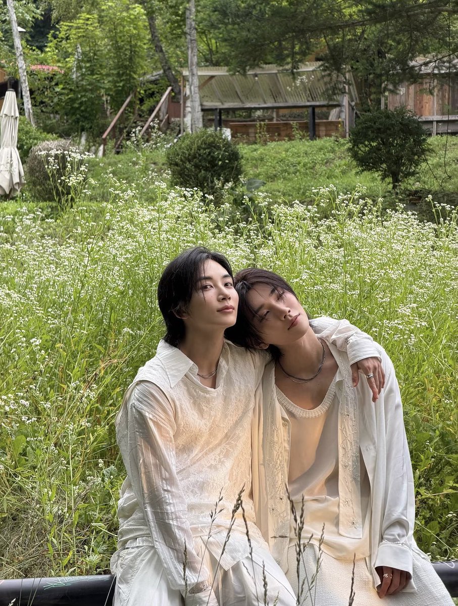 coupzikyeom's tweet photo. jeonghan’s face is screaming that he’s right where he wants to be 😭 https://t.co/9qAisDO2pn
