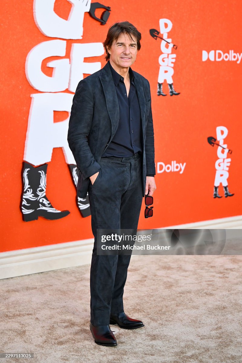 Tomolivia24's tweet photo. Tom Cruise looking cool in a velvet suit in the LA heat! https://t.co/2v5HqZWQiO