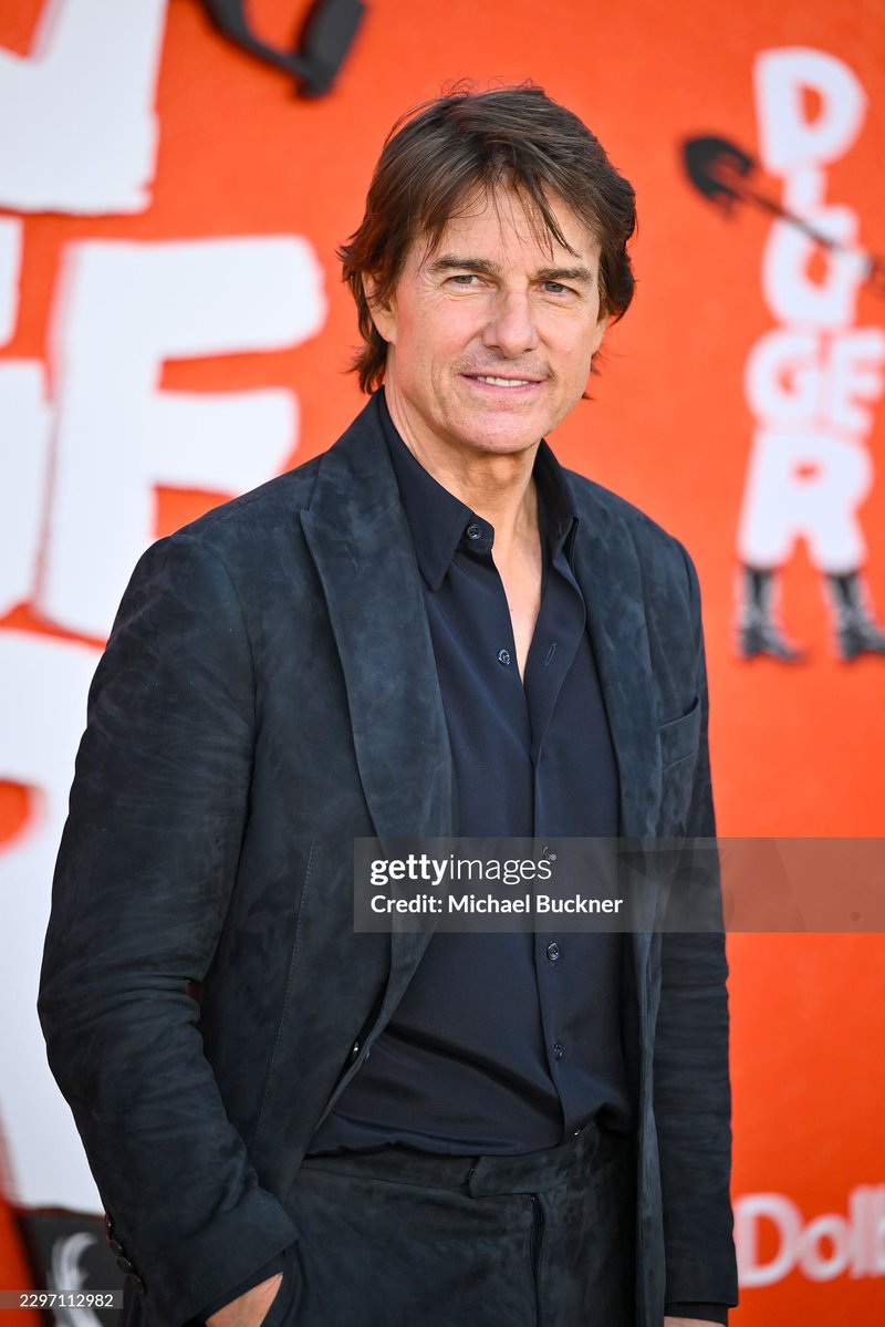 Tomolivia24's tweet photo. Tom Cruise looking cool in a velvet suit in the LA heat! https://t.co/2v5HqZWQiO