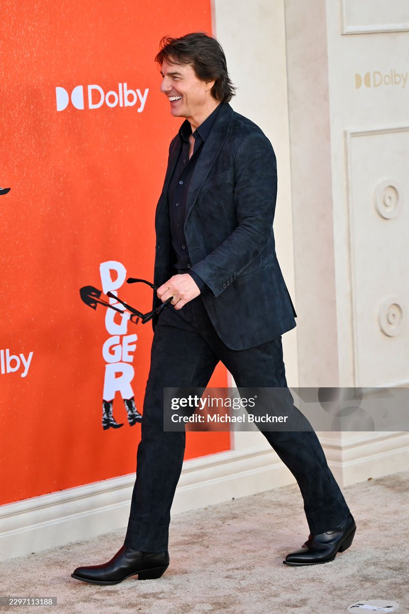 Tomolivia24's tweet photo. Tom Cruise looking cool in a velvet suit in the LA heat! https://t.co/2v5HqZWQiO