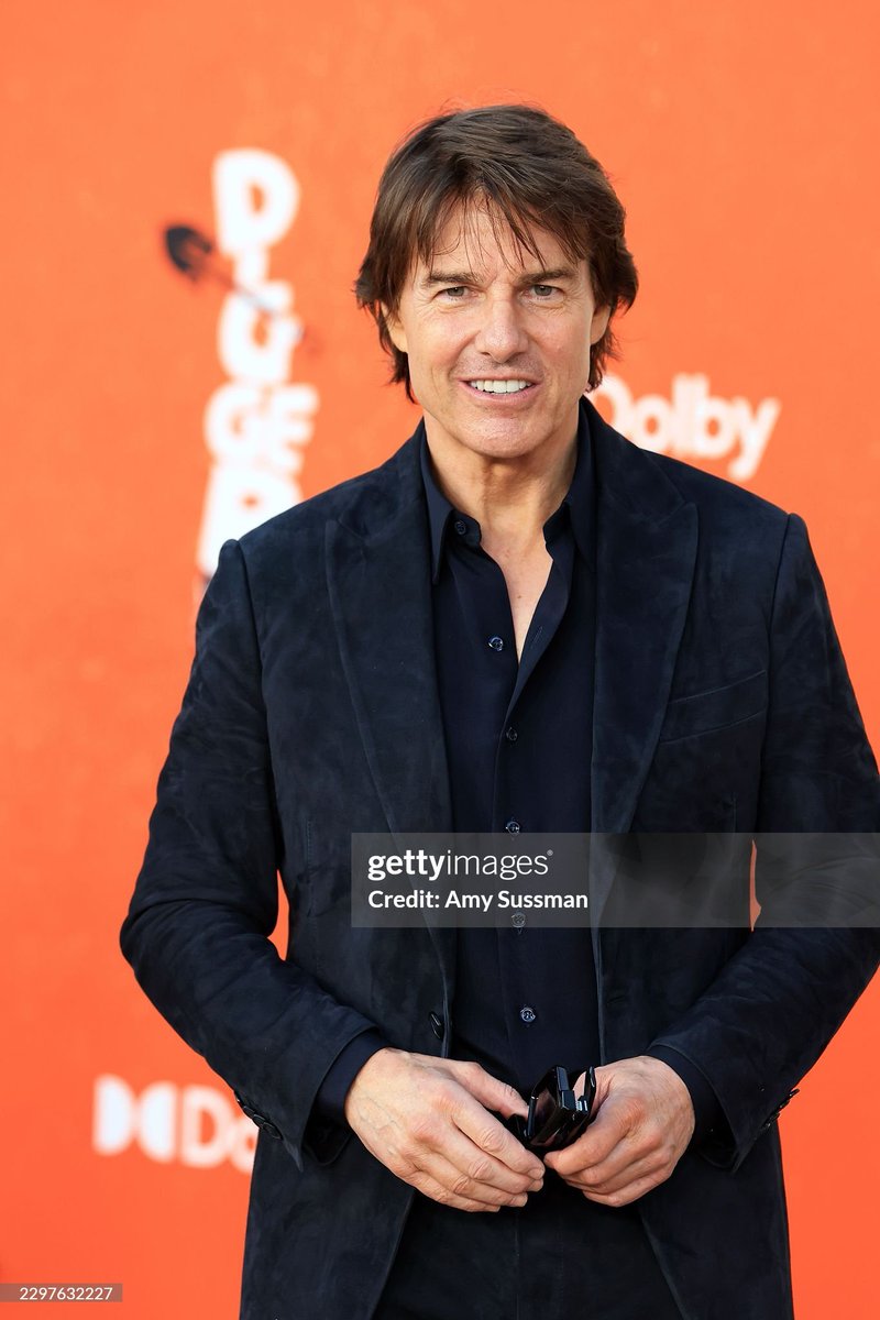 Tomolivia24's tweet photo. Tom Cruise looking cool in a velvet suit in the LA heat! https://t.co/2v5HqZWQiO