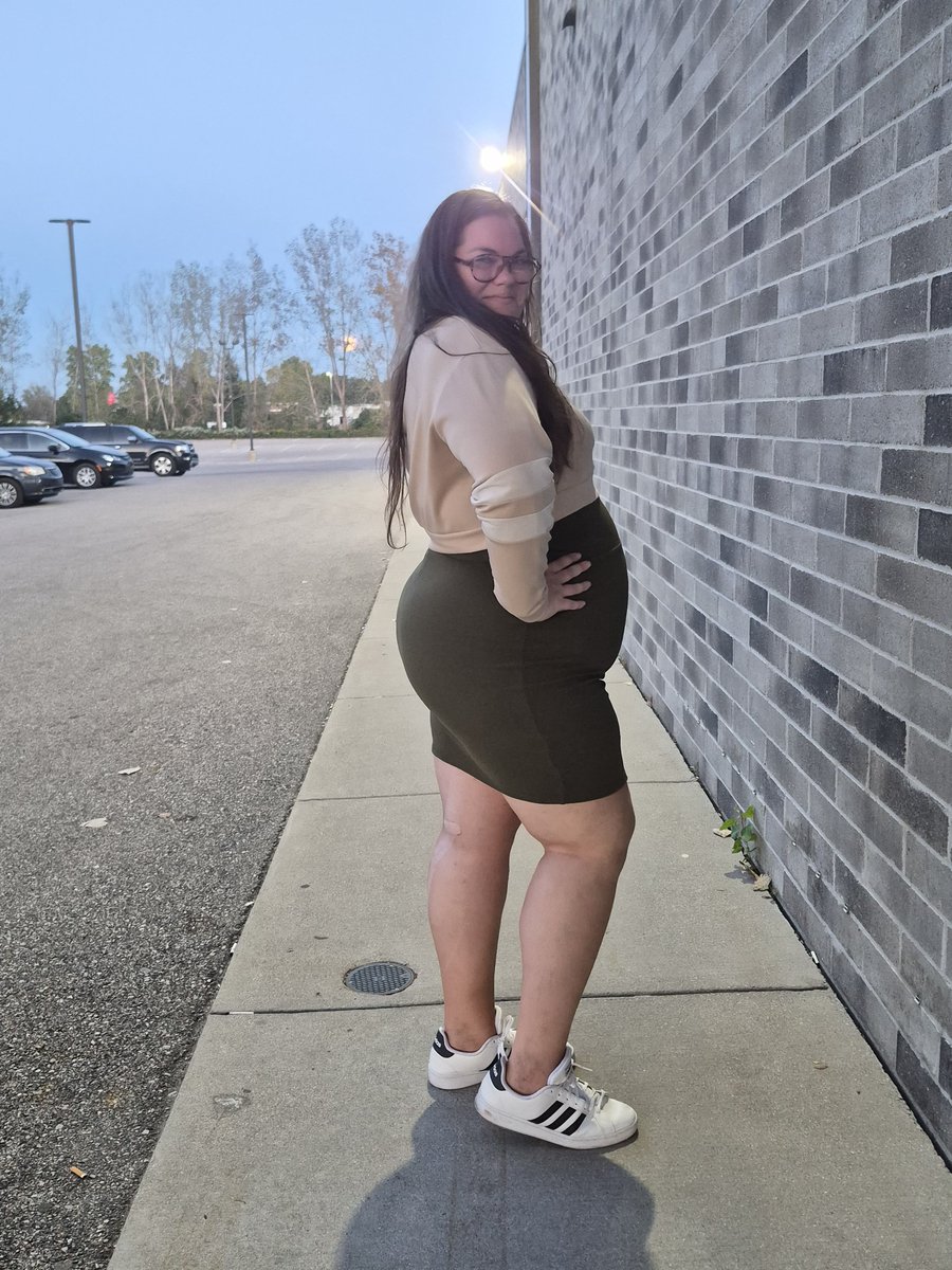 stoner7988's tweet photo. I know I am a bigger girl but I think I look good! #bbw #bigbooty #swinger https://t.co/mQvlPQFrC2