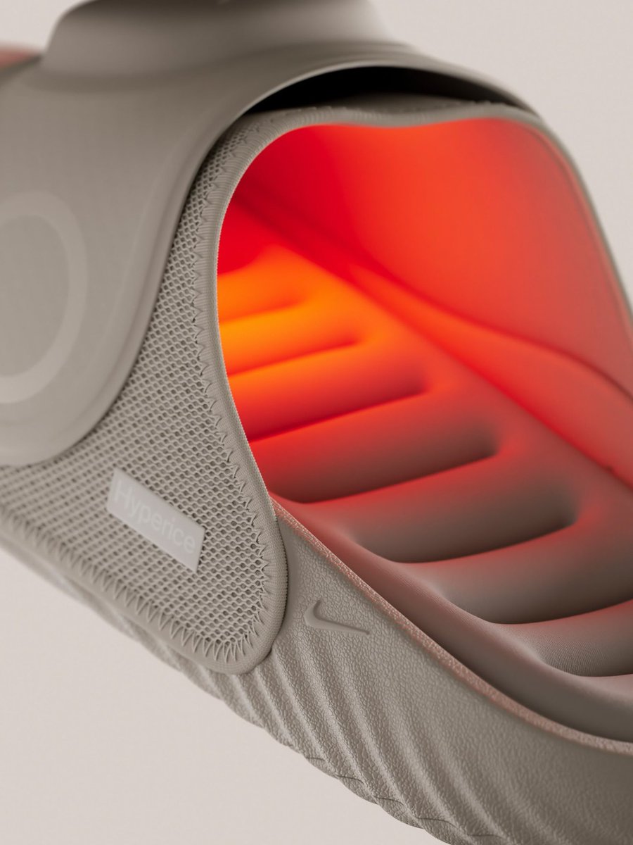 uppersnkrs's tweet photo. Sortie à 9h des claquettes Nike x Hyperice qui te chauffent et massent les pieds !! ♨️

Lien affilié : https://t.co/f1j9J9a7Ji https://t.co/tH7rCmaXbY