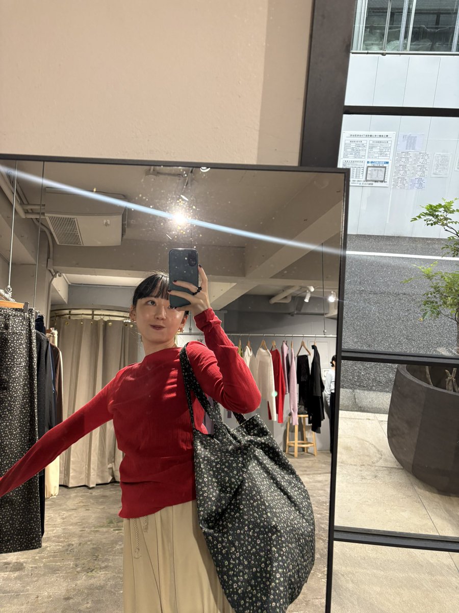 rinakatsuta_'s tweet photo. 色の組み合わせがすごく気に入ってるスタイリング☺️🌲

Eyelet lace boat-neck tops / Classic red
https://t.co/7YUPBcL7xa
Velour Drawstring Pants / Beige
https://t.co/ZDMqTtLTEt
Onyx ring
https://t.co/94USrn0iTo
Original Flower big tote / Flower
https://t.co/AReFSl3j8B https://t.co/YNqIr0NbLz