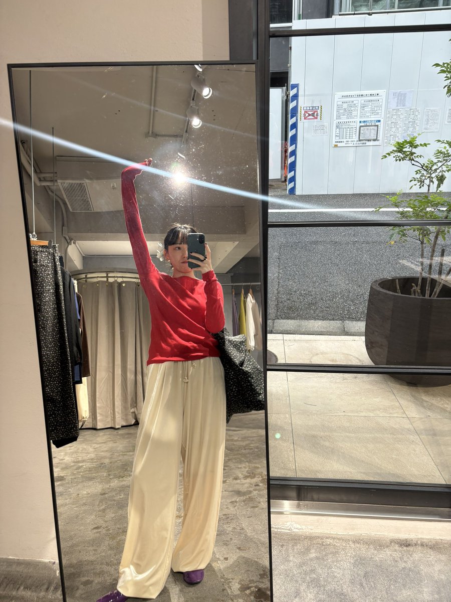 rinakatsuta_'s tweet photo. 色の組み合わせがすごく気に入ってるスタイリング☺️🌲

Eyelet lace boat-neck tops / Classic red
https://t.co/7YUPBcL7xa
Velour Drawstring Pants / Beige
https://t.co/ZDMqTtLTEt
Onyx ring
https://t.co/94USrn0iTo
Original Flower big tote / Flower
https://t.co/AReFSl3j8B https://t.co/YNqIr0NbLz