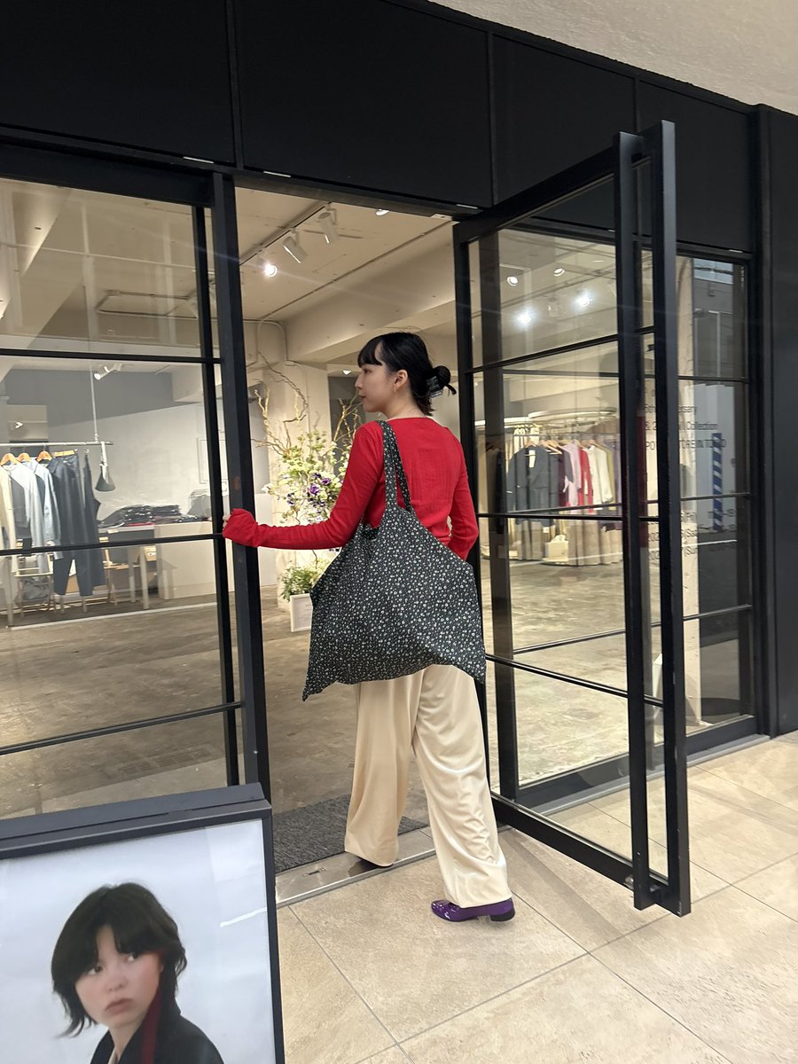 rinakatsuta_'s tweet photo. 色の組み合わせがすごく気に入ってるスタイリング☺️🌲

Eyelet lace boat-neck tops / Classic red
https://t.co/7YUPBcL7xa
Velour Drawstring Pants / Beige
https://t.co/ZDMqTtLTEt
Onyx ring
https://t.co/94USrn0iTo
Original Flower big tote / Flower
https://t.co/AReFSl3j8B https://t.co/YNqIr0NbLz