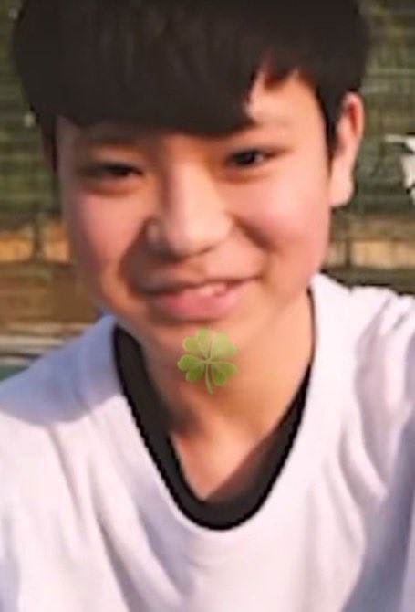 heyericris's tweet photo. คิมรยูลคือพวกที่ชอบล้อโอยูลว่าไออ้วน ไออ้วน แต่ตัวเองชอบซื้อขนมมาใส่กระเป๋าควอนโอยูลตลอด, ชอบไปแกล้งไปนั่งใกล้ คาบพละให้จับคู่ก็จะเสนอหน้าไปคู่กะโอยูลตลอด ชอบแกล้งขโมยกระเป๋าโอยูล แต่จริง ๆ แล้วแค่อยากถือให้อะ อย่างวันวาเลนไทน์ ทำมาเป็นเอาชอคโกแลตให้ แกล้งว่าได้มา ตัวเอวไม่กิน จริง ๆ ตัวเองตั้งใจซื้อให้เขา ไหนจะดอกกุหลาบที่ตั้งใจไปเลือกมากับตัวเอง 

วันกีฬาสี โอยูลโดนเลือกให้ไปเป็นเชียร์ลีดเดอร์ รยูลก็ไม่พอใจ คุยด้วยก็ไม่คุย ทำหน้าเหมือนหมาหงอย ๆ พอถามก็ตอบไม่ดี จนโอยูลไม่อยากถามแล้ว โกรธคิมริวมาก ๆ จนน้ำตาคลอเลย สุดท้ายก็เป็นรยูลที่ง้อเหมือนเดิม แถมยังเดินตามโอยูลติดแจ ใครเข้าใกล้โอยูลหน่อยก็มองตาขวาง — ไม่รู้ว่าไม่ชอบแบบไหนนะ แต่ก็เห็นเดินจับมือกันอยู่อะ 

#룰뉼 #rulnyul