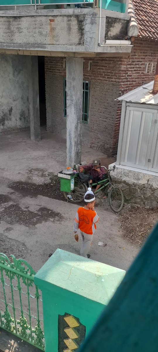 mamahmuda1_'s tweet photo. Kasiaan bgt tiap liat bapa ini,hampir tiap hari mangkal di depan sekolah,tapi gapernah ada satupun anak yang beli.
Pernah aku beli beberapa kali,tapi ciloknya itu keras,pancinya udah berkarat,tempat saos dan kecapnya pun maaf kurang bersih...
Apa karena ini kah gapernah ada anak yg belii￼
