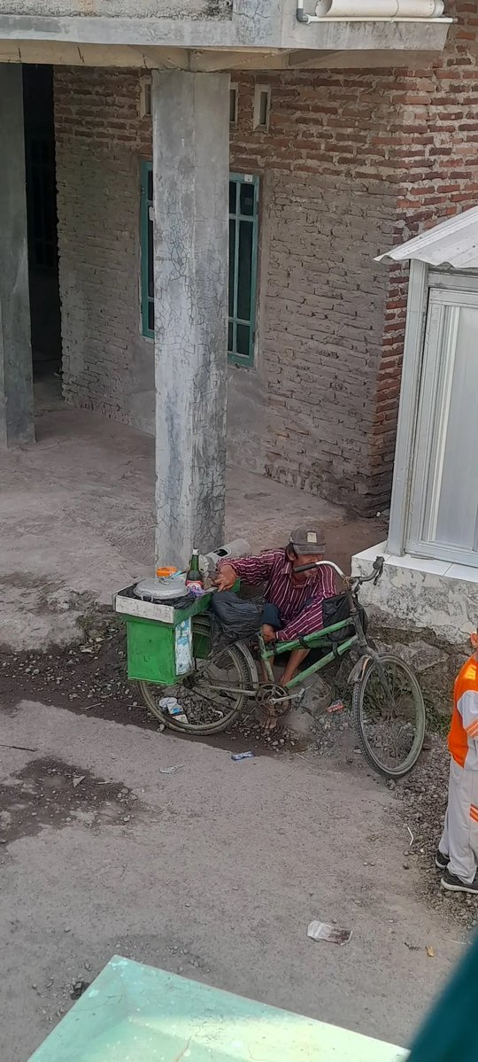 mamahmuda1_'s tweet photo. Kasiaan bgt tiap liat bapa ini,hampir tiap hari mangkal di depan sekolah,tapi gapernah ada satupun anak yang beli.
Pernah aku beli beberapa kali,tapi ciloknya itu keras,pancinya udah berkarat,tempat saos dan kecapnya pun maaf kurang bersih...
Apa karena ini kah gapernah ada anak yg belii￼
