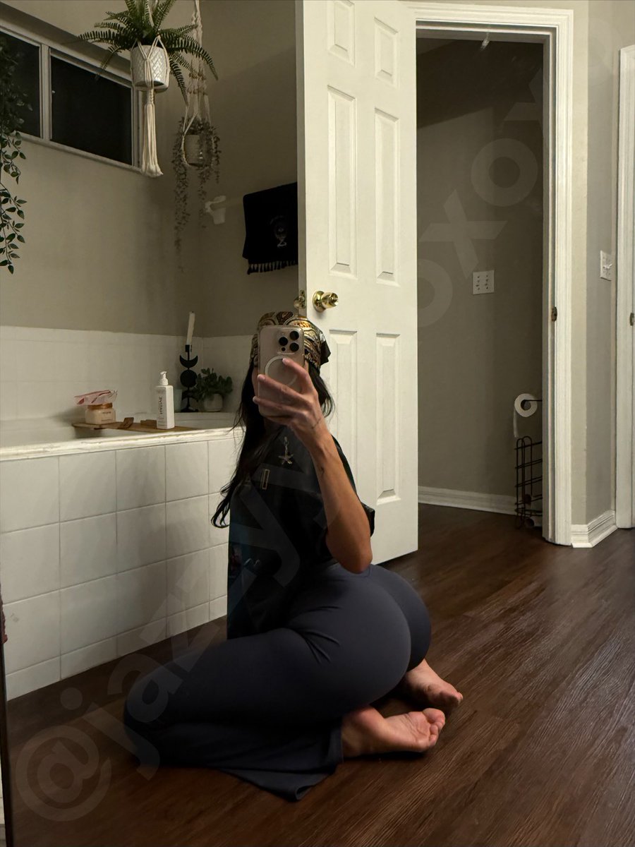jazzyyyxoxoxo's tweet photo. findom is so easy when my ass sits like this https://t.co/RQkRp3B3OL