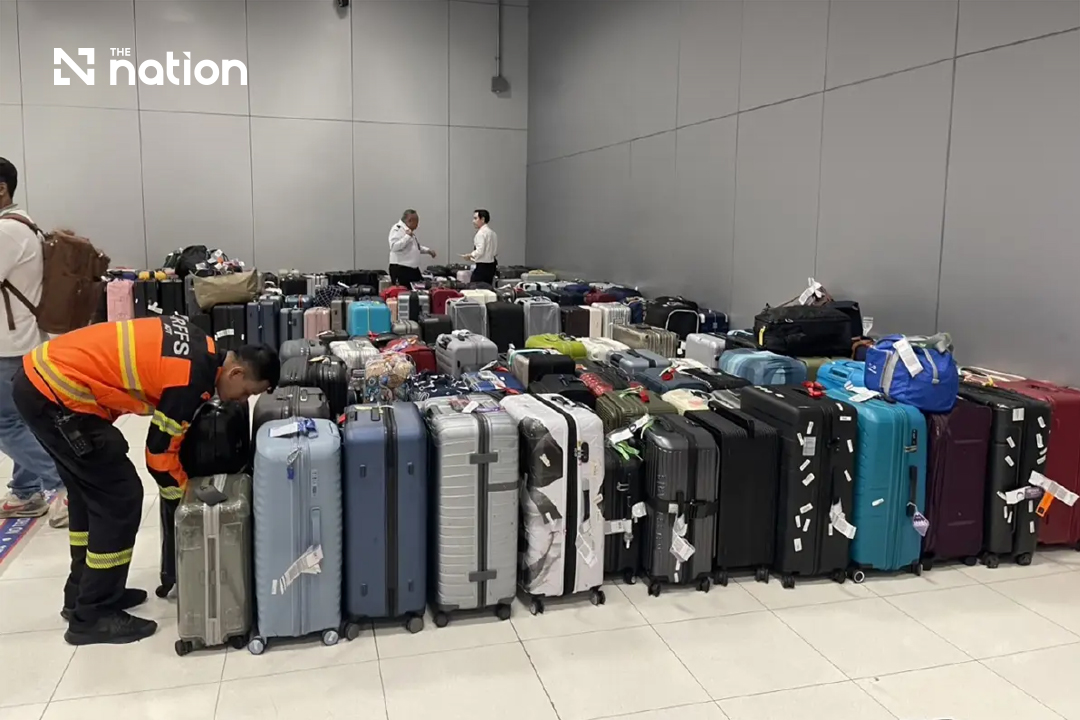 Thenationth's tweet photo. Thai Airways is facing fierce criticism after severe ground-handling failures left thousands of passengers stranded for hours at Suvarnabhumi Airport with zero communication. 

Reports reveal the flag carrier prioritised partner airlines to dodge fines—leaving its own passengers abandoned.

#ThaiAirways #Baggage #Airlines #Passengers #SuvarnabhumiAirport #Bangkok #TheNationThailand

Read more : https://t.co/a3pLT5Hbym
