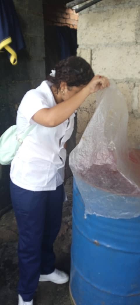 UcmMedicina's tweet photo. Continuan los estudiantes de las Ciencias Médicas en San Juan y Martinez ,la pesquiza activa de casos febriles. 
#UCMPinar https://t.co/9ts69NmJ80