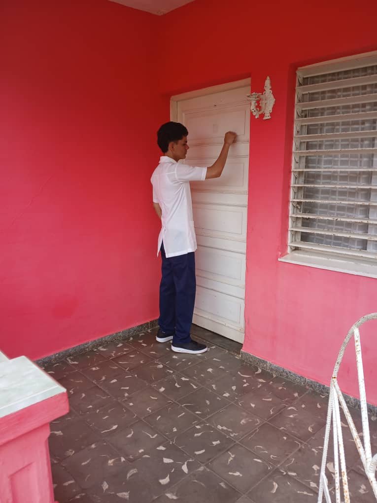 UcmMedicina's tweet photo. Continuan los estudiantes de las Ciencias Médicas en San Juan y Martinez ,la pesquiza activa de casos febriles. 
#UCMPinar https://t.co/9ts69NmJ80