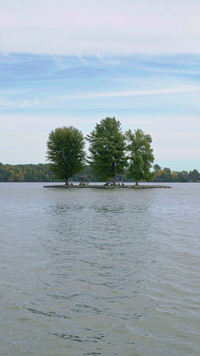 inTECHsity's tweet photo. Spotted this cool little island in the middle of the lake. I wonder if the 3 trees there are natural or were planted... very cool! https://t.co/fLPybDQom0