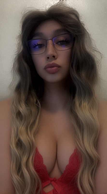 TsKate000's tweet photo. Does this cleavage and these lips make you want to put me on my knees? 😈

#MTF #TS #trans https://t.co/LrWKoY5c9I
