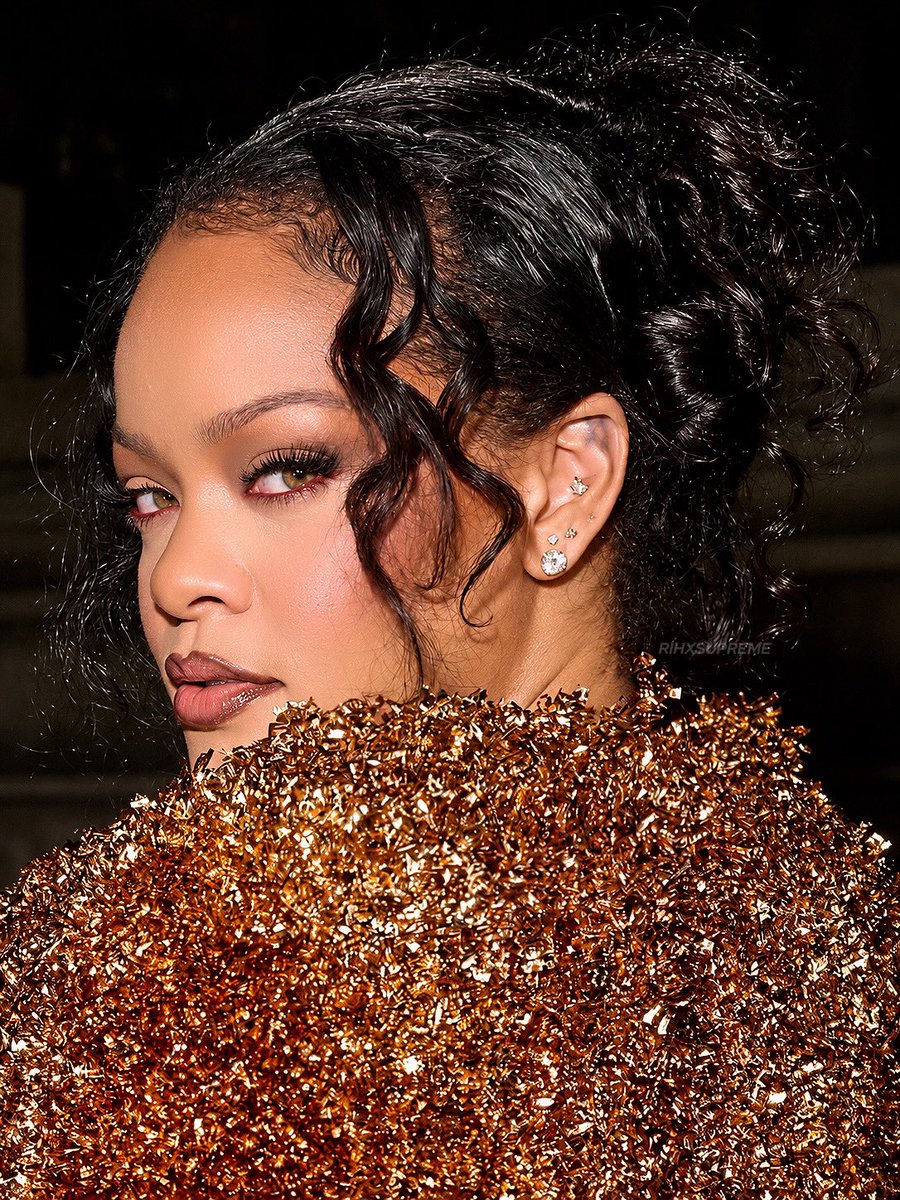 guxfenty's tweet photo. RIHANNA BY PARIS FASHION WEEK https://t.co/c1pEaX4lO9