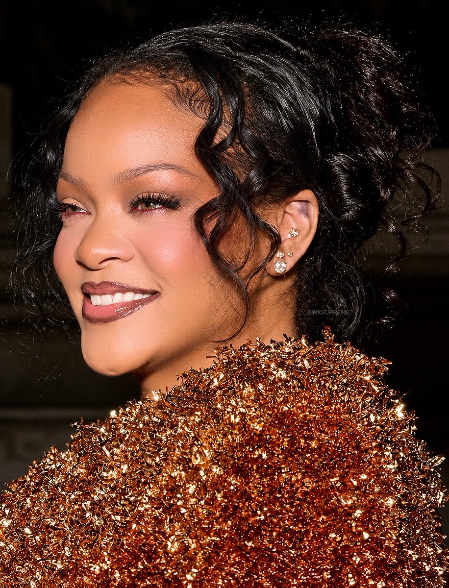 guxfenty's tweet photo. RIHANNA BY PARIS FASHION WEEK https://t.co/c1pEaX4lO9