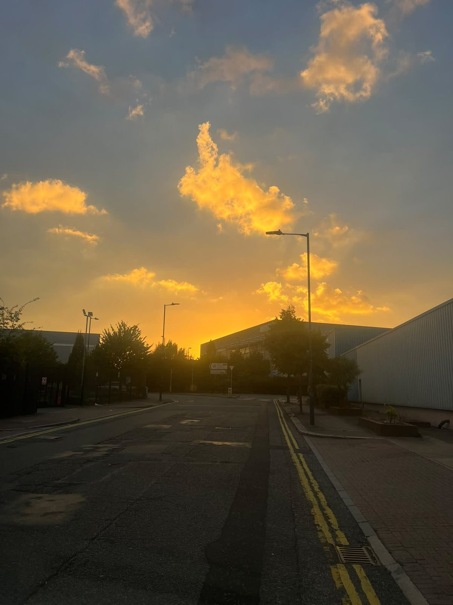 rosie_88i's tweet photo. Hi X family, We are on our way home this evening, and just look at the sky. ☁

the clouds look absolutely beautiful and its one of those simple moments that makes you stop and appreciate the beauty of nature. the day changes into night but every moment has its own kind of beauty.

The weather feels so pleasant this evening. Just enjoying the peaceful view on the way home. ❤️