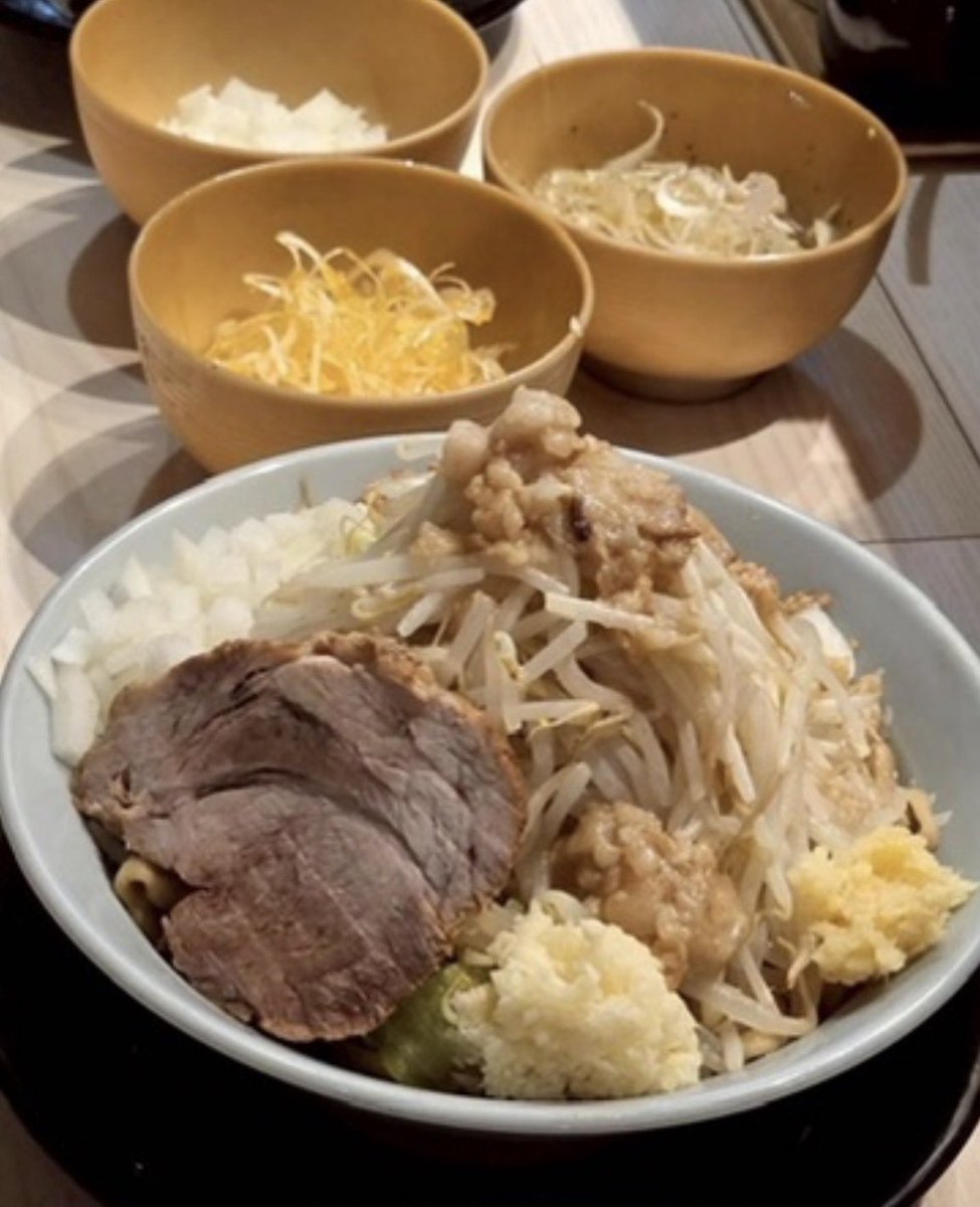 ore_tachikawa's tweet photo. 俺道特製の濃厚味噌ラーメン🍜✨
リピーター続出の定番メニューです！！
そのまま食べても！トッピングや卓上調味料で味変してもおすすめです👍

俺の生きる道 立川店 
日曜～木曜 11:00〜23:00  
金曜／土曜 11:00〜翌2:00
ロケットナウ・出前館・Uber Eats対応🚴‍♂️ https://t.co/heyqvZdraq