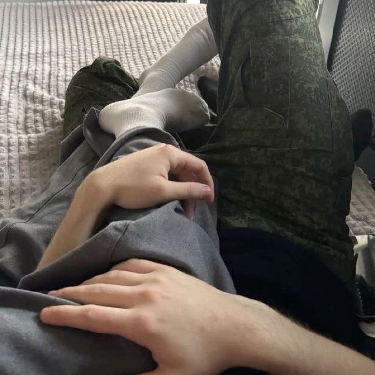 candyloopsyy_'s tweet photo. mini au #brimiga/ Número desconocido 

Una pelea con su novia llevó a 🍓 hasta 🐜. Fue una sola noche, pero se volvió una adicción. Hoy 🍓 intenta disimular, pero 🐜 no deja de marcarle de madrugada: se obsesionó y no será el secreto de nadie. https://t.co/nEO1b9VBPU