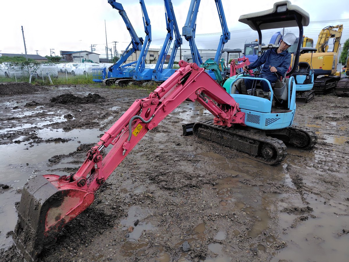 FS2017_01's tweet photo. 🚜 nuovo川島 第SP14回 重機講習

雨の中でも、しっかり重機トレーニング！

この日のnuovo川島はあいにくの雨。
場内は水たまりも多く、土もかなりぬかるんだコンディションとなりました。

そんな中でも、受講者の皆さんには安全を最優先にしながら、実際の重機操作に取り組んでいただきました。

掘削、旋回、バケット操作、整地など、基本操作を一つひとつ確認。

特に雨で路面状況が変化すると、普段とは違う重機の動きや土の状態を体感することができます。

「資格を取る」だけではなく、
実際に重機を動かして、経験を積む。

それがnuovo川島の重機講習・トレーニングです。

当社では、日本笑顔プロジェクトのFC拠点「nuovo川島」として、

🔸 小型車両系建設機械運転特別教育
（整地・運搬・積込み用及び掘削用）

🔸 重機講習・重機トレーニング

などを実施しています。

そして、特別教育を受講した後も、重機トレーニングで練習することができます。

「資格は取ったけど、もっと練習したい」
「重機を安全に操作できるようになりたい」
「仕事で使う前に練習しておきたい」

そんな方も、ぜひnuovo川島へ！

資格取得から、その先の「操作経験」まで。
一緒に重機スキルを身につけていきましょう！💪🚜

📍日本笑顔プロジェクト FC拠点
nuovo川島（埼玉県川島町）

詳細・お申し込みはこちら👇

重機講習会：https://t.co/VHN4UG3EGG
解体講習会：https://t.co/c3VY8qBz7T
ペーパードライバー講習会：https://t.co/gQr9GOfuh8

#重機講習会
#特別教育
#重機トレーニング
#日本笑顔プロジェクト
#埼玉県川島町