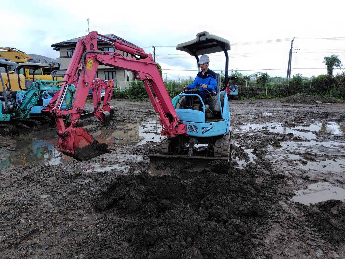 FS2017_01's tweet photo. 🚜 nuovo川島 第SP14回 重機講習

雨の中でも、しっかり重機トレーニング！

この日のnuovo川島はあいにくの雨。
場内は水たまりも多く、土もかなりぬかるんだコンディションとなりました。

そんな中でも、受講者の皆さんには安全を最優先にしながら、実際の重機操作に取り組んでいただきました。

掘削、旋回、バケット操作、整地など、基本操作を一つひとつ確認。

特に雨で路面状況が変化すると、普段とは違う重機の動きや土の状態を体感することができます。

「資格を取る」だけではなく、
実際に重機を動かして、経験を積む。

それがnuovo川島の重機講習・トレーニングです。

当社では、日本笑顔プロジェクトのFC拠点「nuovo川島」として、

🔸 小型車両系建設機械運転特別教育
（整地・運搬・積込み用及び掘削用）

🔸 重機講習・重機トレーニング

などを実施しています。

そして、特別教育を受講した後も、重機トレーニングで練習することができます。

「資格は取ったけど、もっと練習したい」
「重機を安全に操作できるようになりたい」
「仕事で使う前に練習しておきたい」

そんな方も、ぜひnuovo川島へ！

資格取得から、その先の「操作経験」まで。
一緒に重機スキルを身につけていきましょう！💪🚜

📍日本笑顔プロジェクト FC拠点
nuovo川島（埼玉県川島町）

詳細・お申し込みはこちら👇

重機講習会：https://t.co/VHN4UG3EGG
解体講習会：https://t.co/c3VY8qBz7T
ペーパードライバー講習会：https://t.co/gQr9GOfuh8

#重機講習会
#特別教育
#重機トレーニング
#日本笑顔プロジェクト
#埼玉県川島町