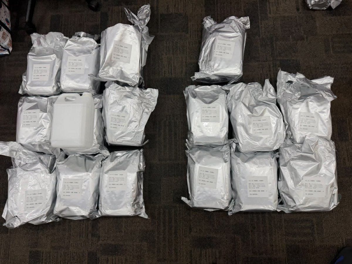 aan_muba's tweet photo. 🔥
Pengembangan tak berhenti di hotel.

Dari Wu Song, penyidik bergerak ke sebuah unit di Apartemen Mediterania Marina Residence, Jakarta Utara.

Di sana ditemukan bahan dan perlengkapan yang diduga berkaitan dengan clandestine lab, termasuk 85.000 ml bahan baku cair dan 21.000 pods vape kosong.