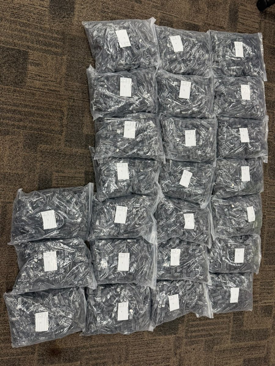 aan_muba's tweet photo. 🔥
Pengembangan tak berhenti di hotel.

Dari Wu Song, penyidik bergerak ke sebuah unit di Apartemen Mediterania Marina Residence, Jakarta Utara.

Di sana ditemukan bahan dan perlengkapan yang diduga berkaitan dengan clandestine lab, termasuk 85.000 ml bahan baku cair dan 21.000 pods vape kosong.