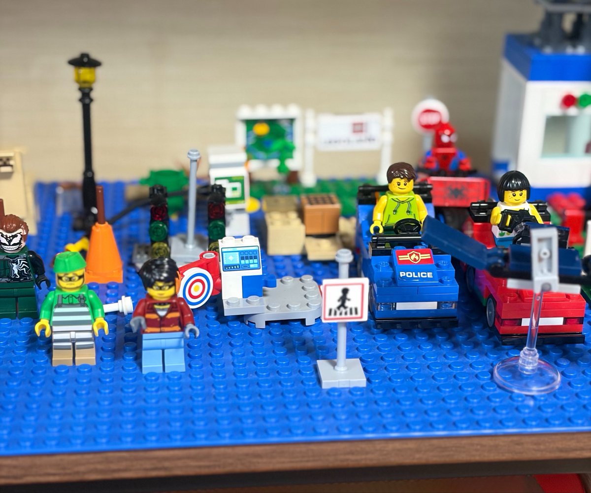 chicchisuki's tweet photo. 何も予定のないお休み。VIVIANTの悪役会議(YouTube)を見ながらぐちゃぐちゃになってたLEGOを並べた。次男の大好きなキャラクターも笑 https://t.co/xOmNk21M4c