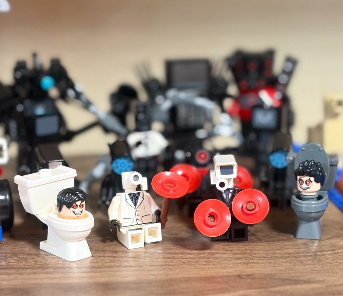 chicchisuki's tweet photo. 何も予定のないお休み。VIVIANTの悪役会議(YouTube)を見ながらぐちゃぐちゃになってたLEGOを並べた。次男の大好きなキャラクターも笑 https://t.co/xOmNk21M4c