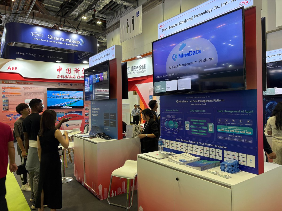 NineData's tweet photo. 🇸🇬 We’re live at #TechWeekSingapore! 🚀

The NineData team is on the ground at Marina Bay Sands!

📍 Stand A66-2, Level 1

Come say hi, talk databases, exchange ideas, or just grab a gift from the NineData team. 🎁

If you’re at #TechWeekSingapore today, come find us! 👋

#NineData #SingaporeTech #DatabaseDevOps #DataCentreWorldAsia2026