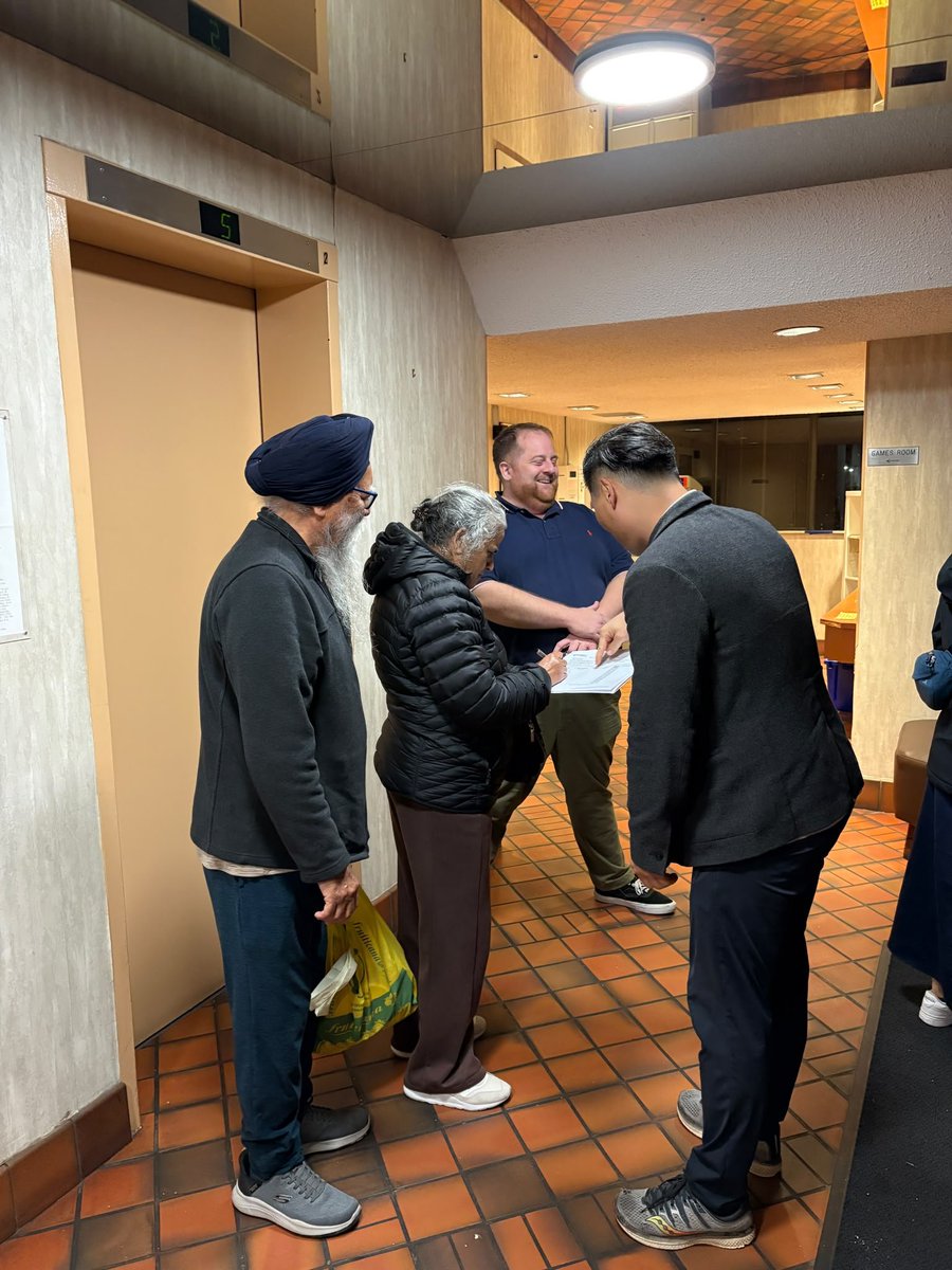 paulchoi0321's tweet photo. Out door knocking and connecting directly with Burnaby residents! Every conversation helps us better understand what matters to our community and how we can best represent you. Thank you to everyone taking the time to chat with us!
#PaulChoi #reelect #mla #BurnabySouthMetrotown https://t.co/hII1ddGC8c