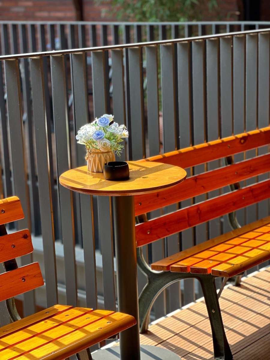vicki_01_s4_4b9's tweet photo. Savor the vibe at a cozy spot by the northern rail, where every moment feels like a warm stroll. https://t.co/UkxlhOF5kW