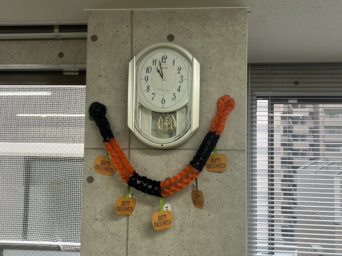 noblehure's tweet photo. 🎃👻 株式会社ノーブルにもハロウィン到来！🦇🧡

年に一度のお楽しみ！
そろそろ始まりますよ〜🤣🎃
薬院のオフィスもハロウィン仕様に大変身！✨
おばけもカボチャも準備万端！

#株式会社ノーブル #ハッピーハロウィン #Halloween #福岡 #薬院 #秋のイベント #オフィス装飾 #トリックオアトリート https://t.co/6ilBTnsQmH