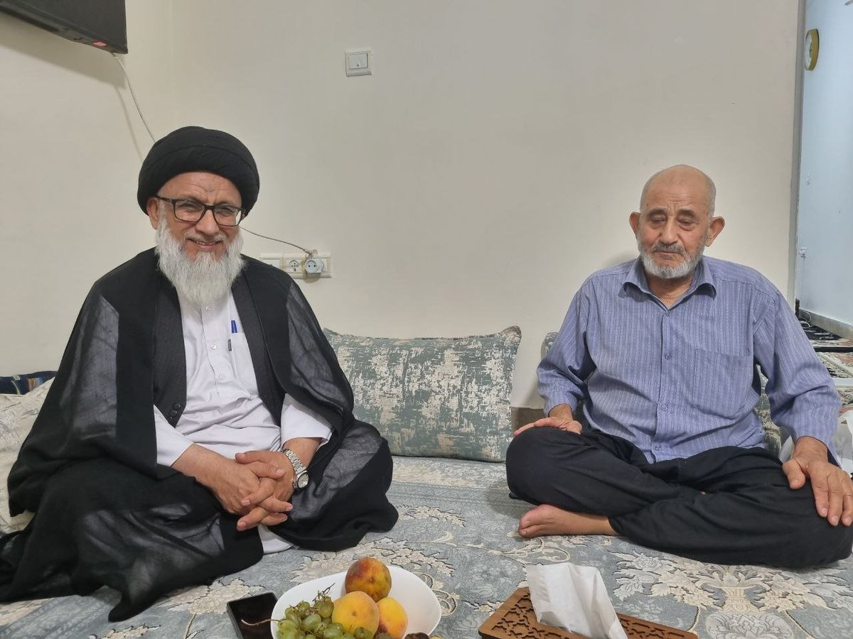 hosseinimazari's tweet photo. خانواده شهدا بالاتر از سایر مومنین

به فرموده قاید شهید امت، حضرت امام خا/منه ای "قدس الله نفسه الزکیه"؛ فضیلت و رتبه معنوی خانواده‌های شه/دا در نظام ارزشی اسلامی، بالاتر از سایر مؤمنین است و باید با دید تکریم و احترام ویژه با آنان برخورد https://t.co/BRCvGzQ9qR