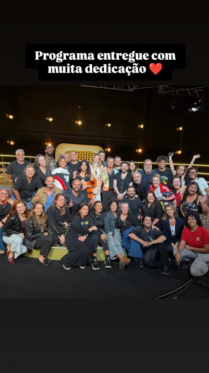 BruuhAlbino's tweet photo. A produção tietando ela. 💛😭
E é isso: amada por onde passa, audiência garantida e uma voz que importa. Que pós lindo! Deve dar um trabalhão odiar ela… amar é fácil demais! https://t.co/cNDwpVtWtu